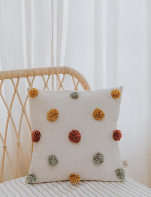 cojín pompones bohemian niño