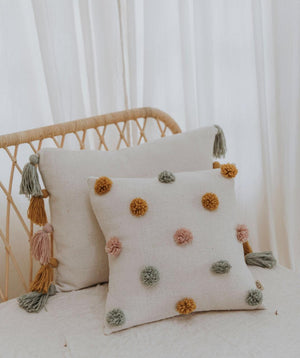 Cojín rectangular borlas bohemian niña