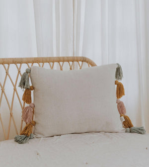 Cojín rectangular borlas bohemian niña